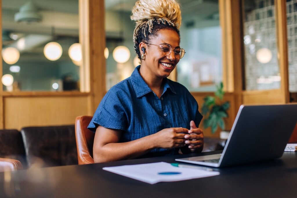 online coaching woman laptop